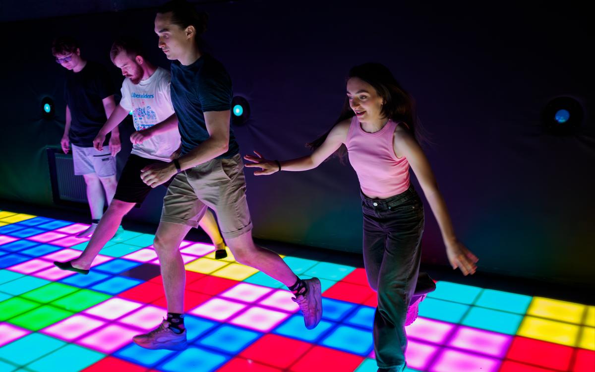 квест Взрослый День рождения на пиксельном полу в Томске