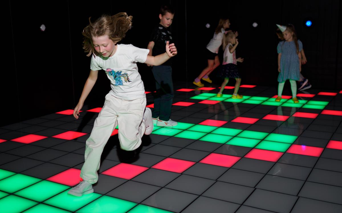 квест Выпускной на пиксельном полу в Томске